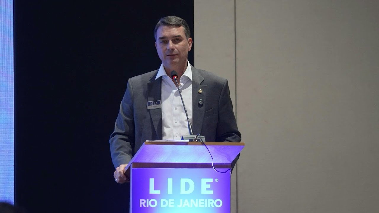 Em pré-campanha, Flávio Bolsonaro elogia modelo de segurança de Bukele | AFP