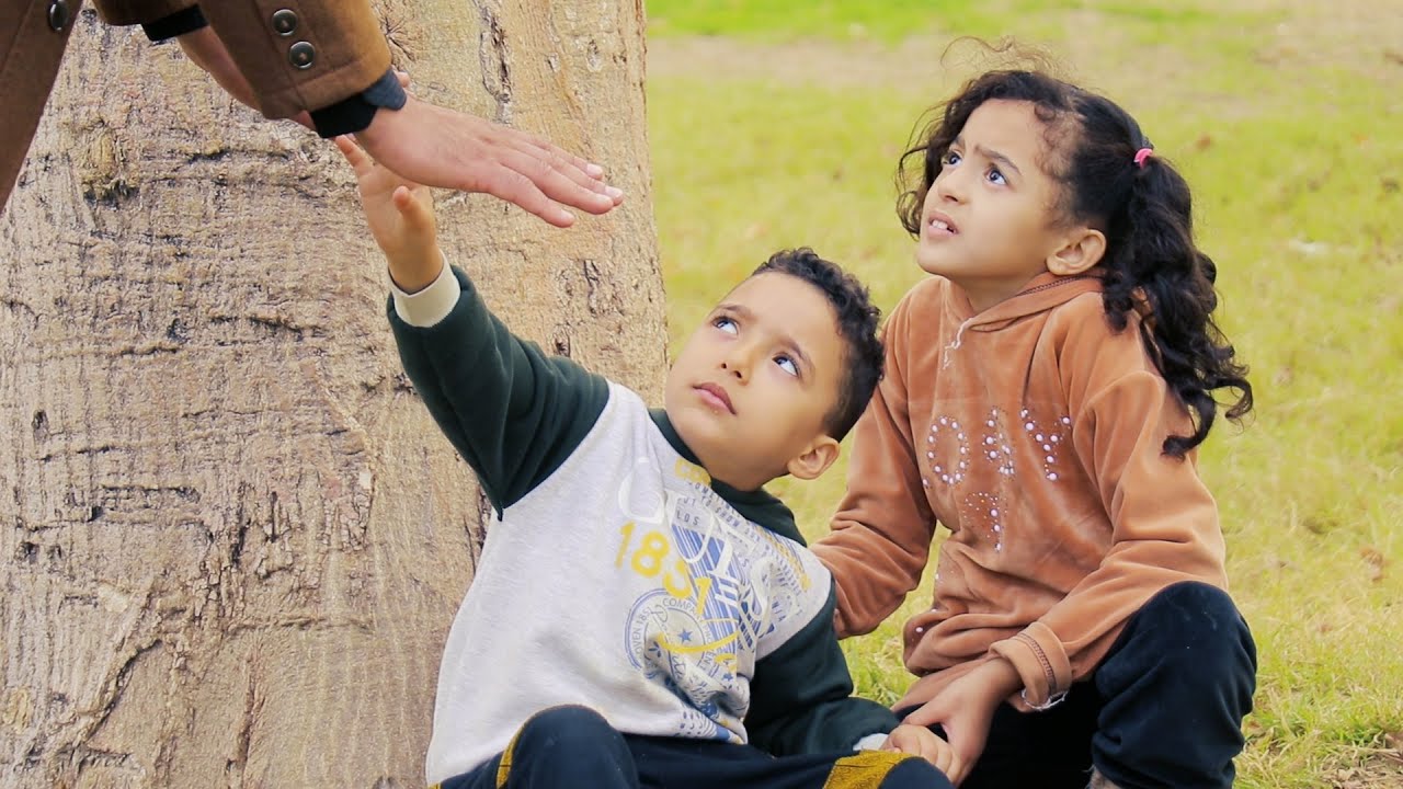 بنت غنية تستعر من اخوها الشحات وتسخر منه والسبب ؟؟؟ (يا متسول يا شحات😥)