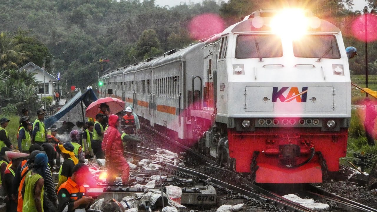 Sukses Walaupun Digempur Hujan KERETA KUTOJAYA Berhasil Melintasi Jalur Baru Terpasang.
