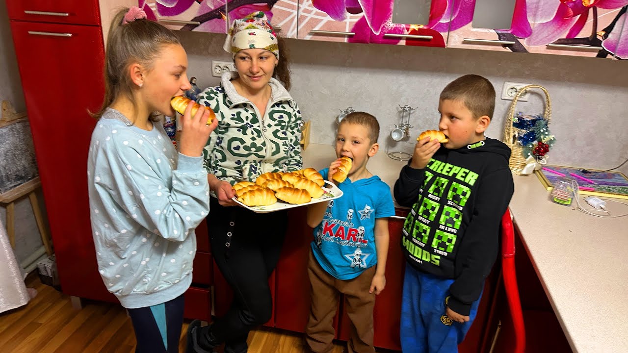 Carpathian Village Life: Homemade Meat Buns, House Building & Snowy Family Fun