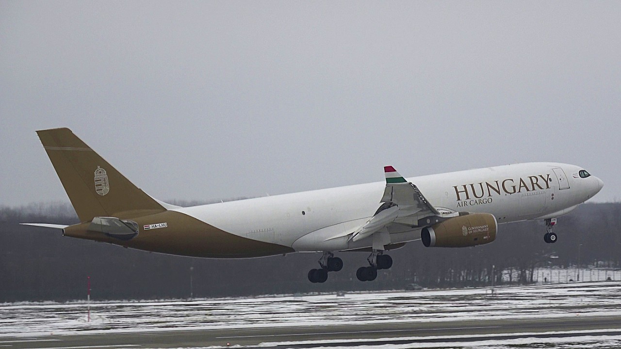 4K | ❄️✈️ SNOWY PLANESPOTTING at Budapest Liszt Ferenc Intl Airport (BUD/LHBP)