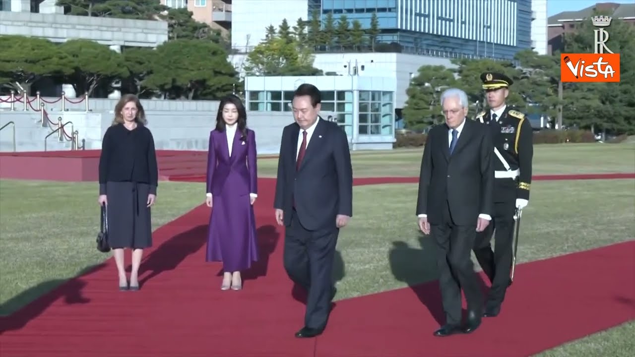 Mattarella accolto con gli onori militari in Corea del Sud