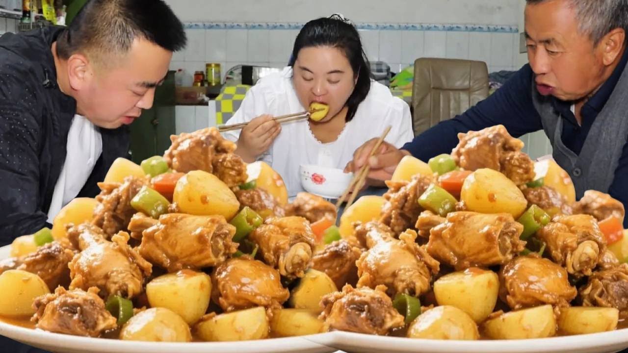回娘家带了两只老公鸡，给爸妈炖土鸡吃，肉质鲜嫩软烂入味猛香了！【胖手手丹丹】