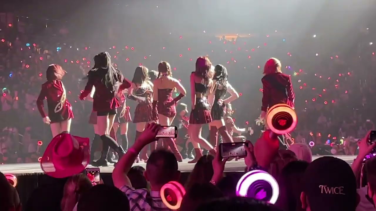 TWICE (트와이스) - “Turn It Up” live in Atlanta, Georgia (4th World Tour ‘III’)