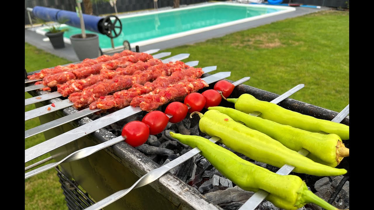 Adana Kebap mit Zwiebelsalat