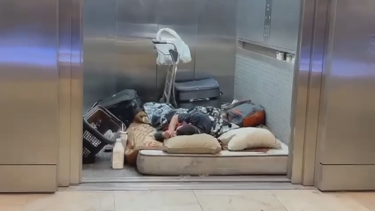 Durmiendo en un ascensor de Barajas: 500 sintecho se refugian en el aeropuerto de Madrid