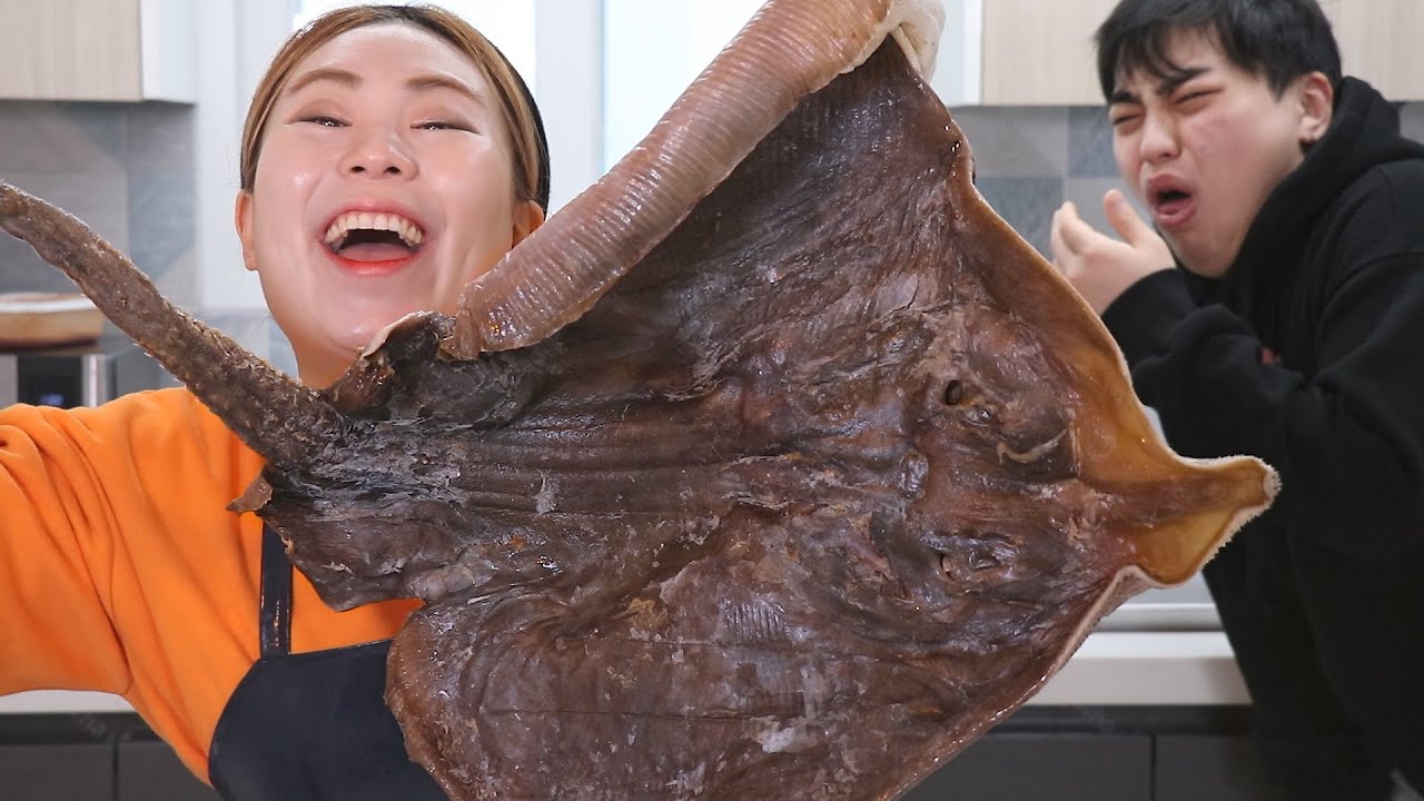 동생 집들이로 푹 삭힌 홍어 손질