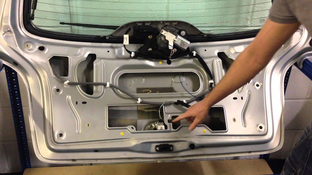 Замена и установка задней кнопки замка двери багажника Renault Megane / Scenic MK1