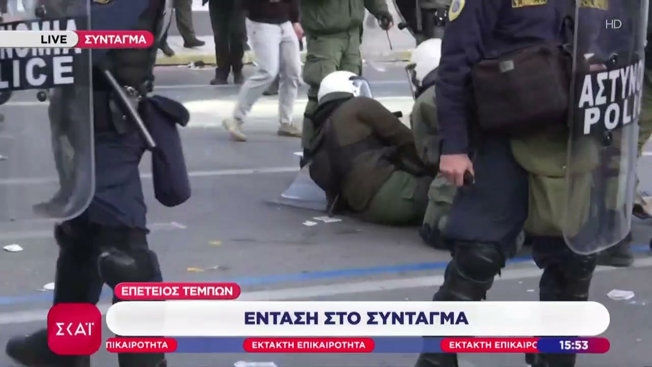 Τα νεότερα από τα μικροεπεισόδια στο Σύνταγμα, μετά το πέρας της συγκέντρωσης για τα Τέμπη