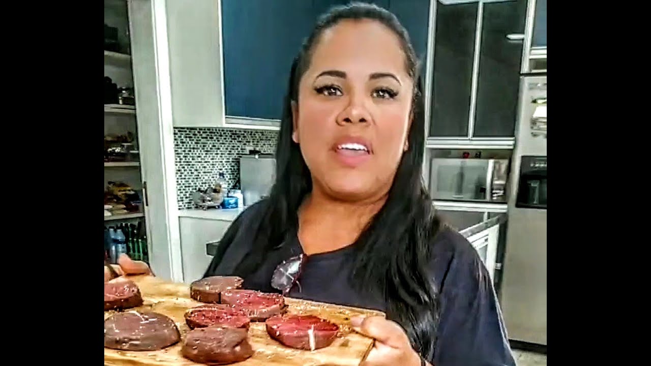 Cassiane na Cozinha Fazendo Macarrão
