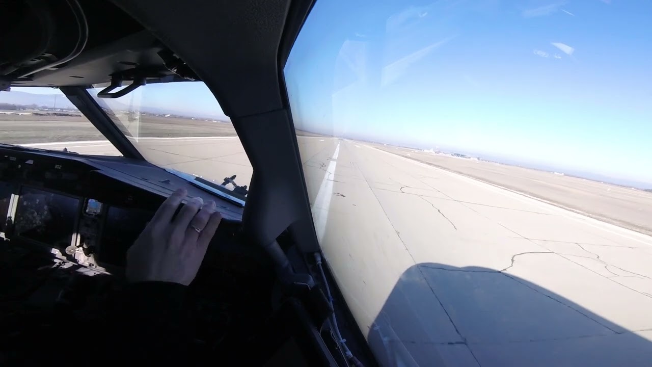 Approach & Landing Letishte Plovdiv, Bulgaria, RWY30, Boeing 737-800