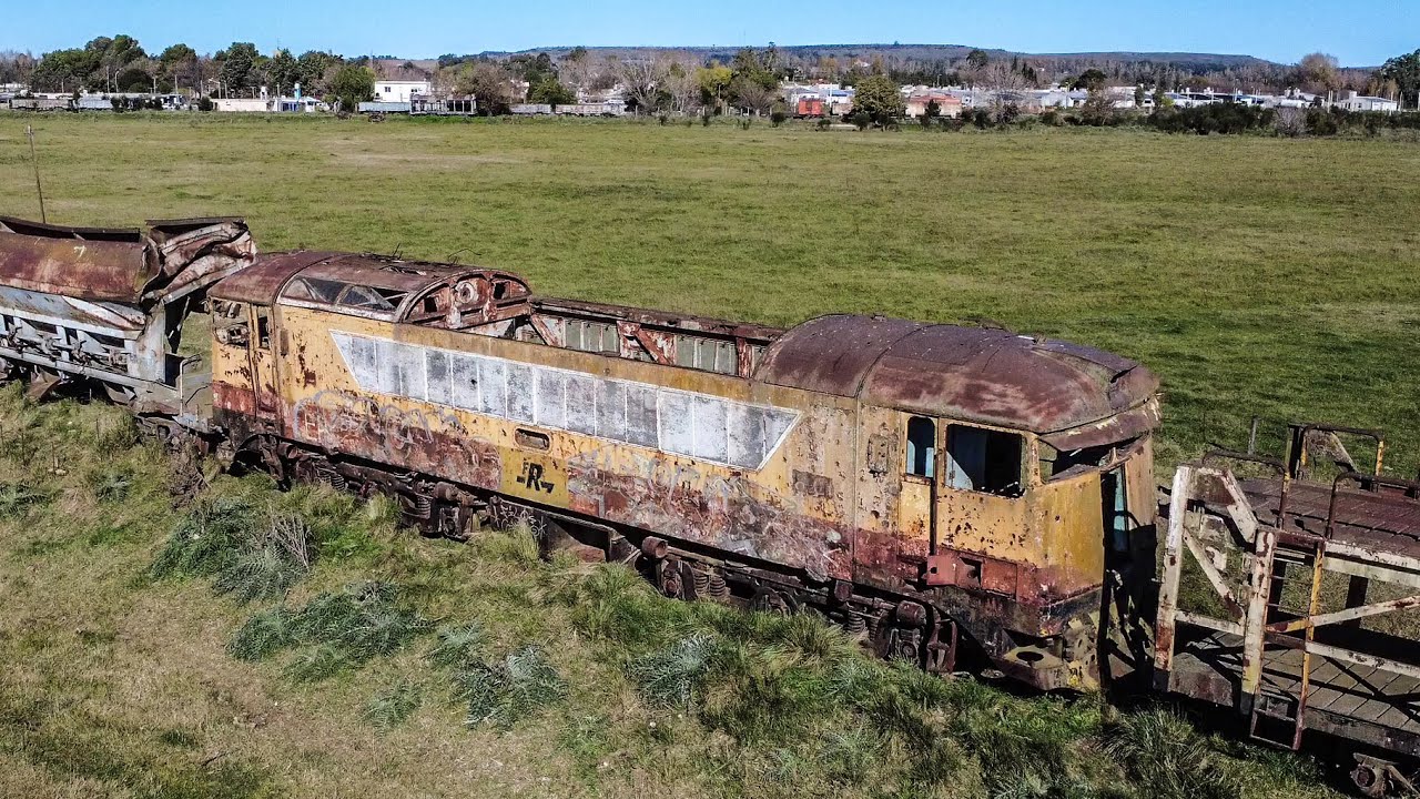 Los restos de la Cockerill Ougree 2R-616E 7083 de Ferrosur Roca