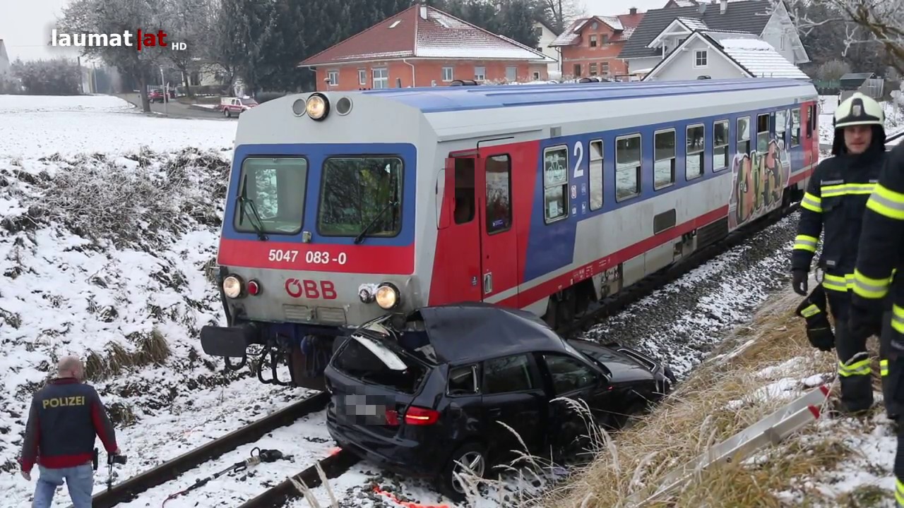 Auto auf Bahn&uuml;bergang in Sattledt mit Regionalzug kollidiert