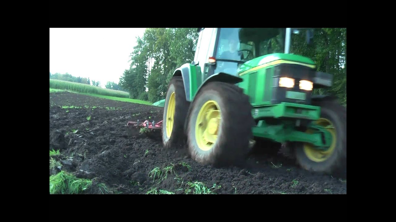 Eggen mit einem John Deere 6210 SE beim Lohnunternehmen Tr&uuml;b