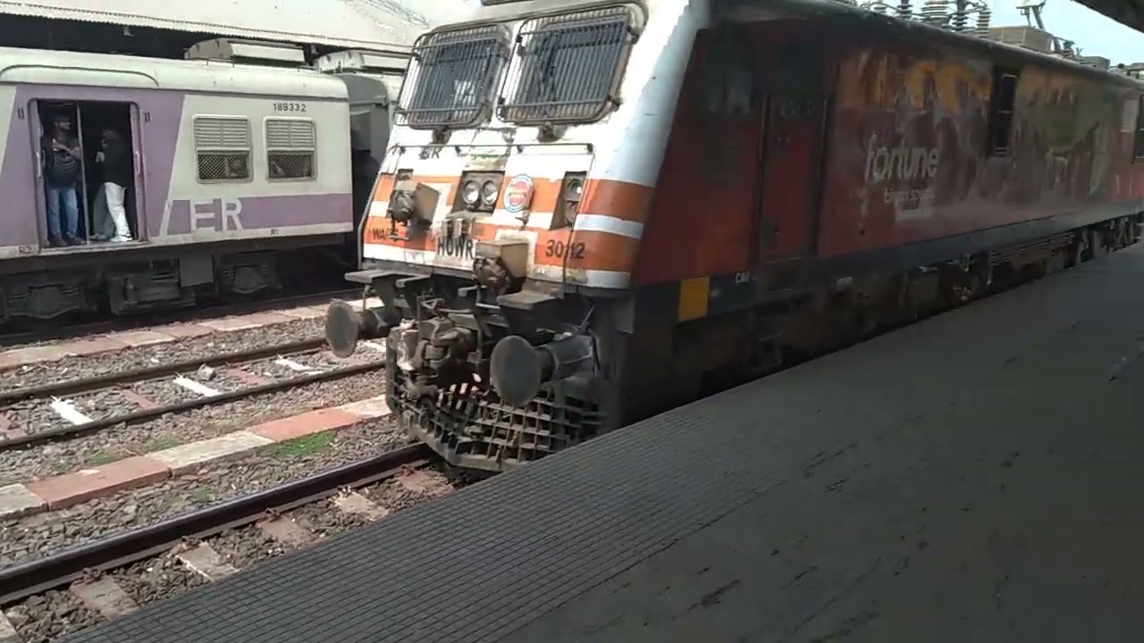 WAP5 रक्सौल हावड़ा एक्सप्रेस को लेकर आते हुए एवम् हावड़ा लोकल जाते हुए 🚒🚆🙏🙏🙏