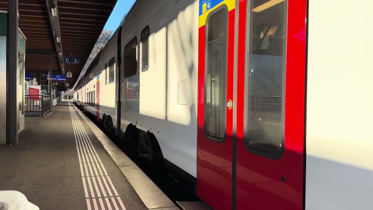 Une rame KISS pour Zürich HB en attente de son départ à Bienne