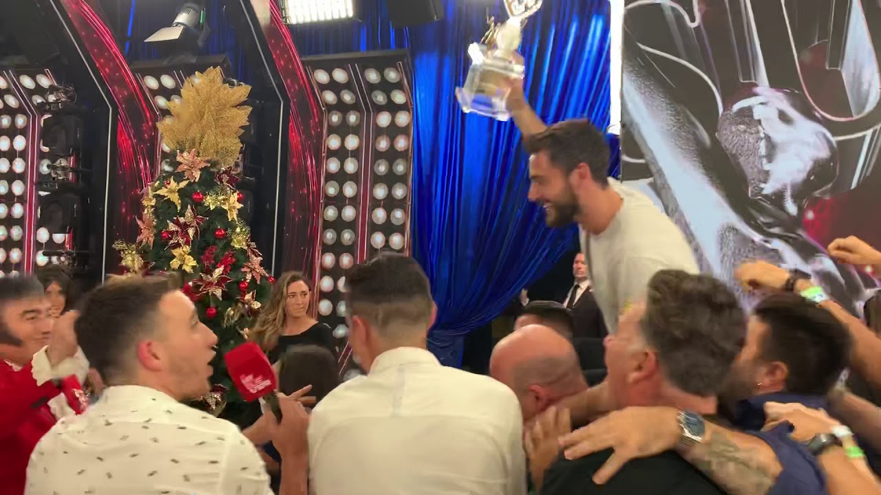 ¡Emoción pura después de la victoria! Los amigos de Nico Occhiato lo alzaron para festejar