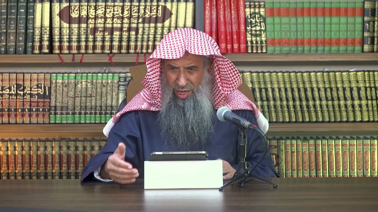 هل يجب الإنصات لقراءة الغير أثناء انتظار الدور في التحفيظ؟