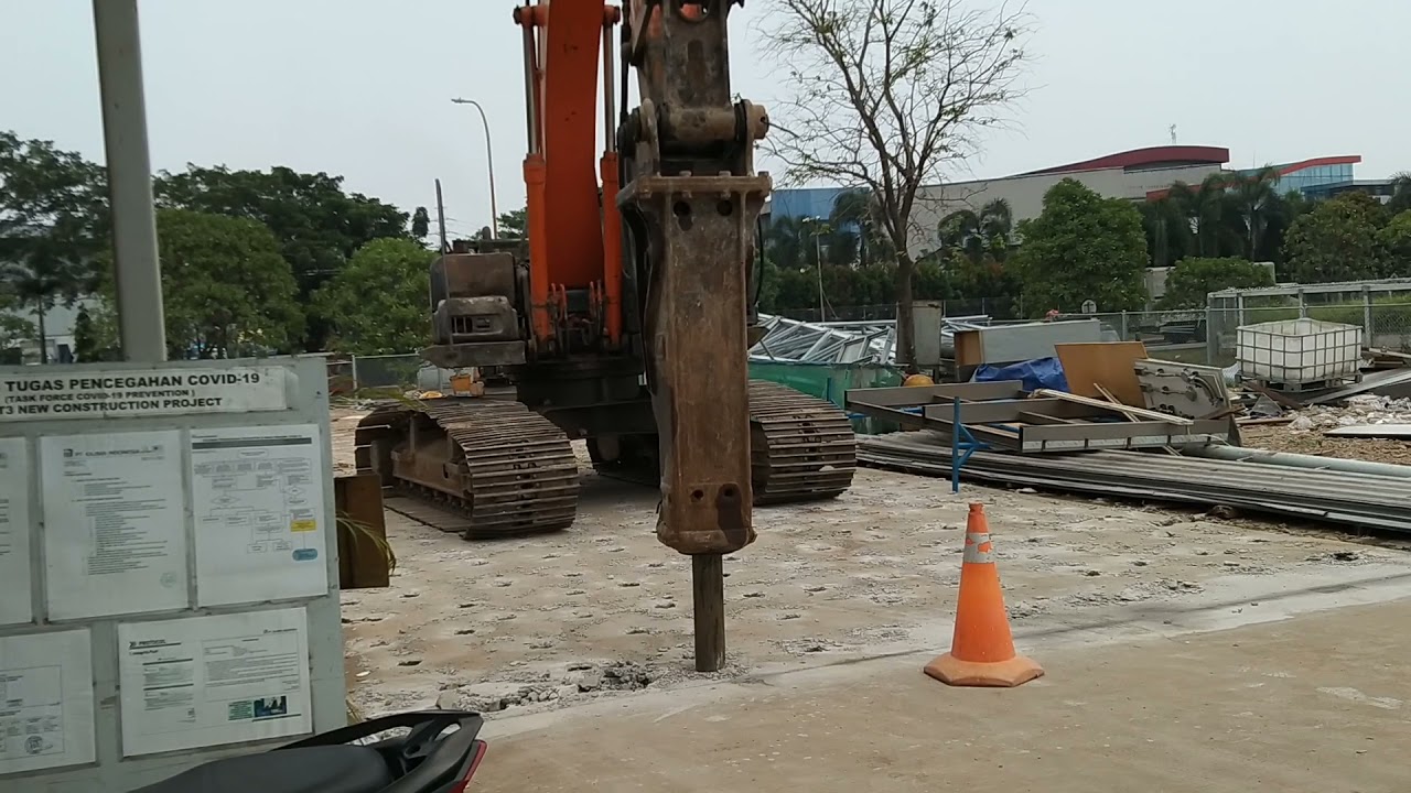 Ternyata begini cara excavator bobok jalan beton | concrete road demolition