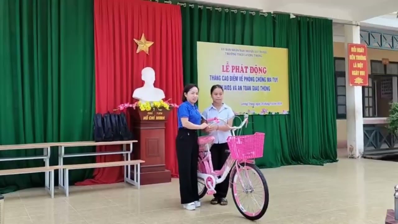 Tặng quà cho học sinh Trường THCS Lương Trung-Bá Thước.