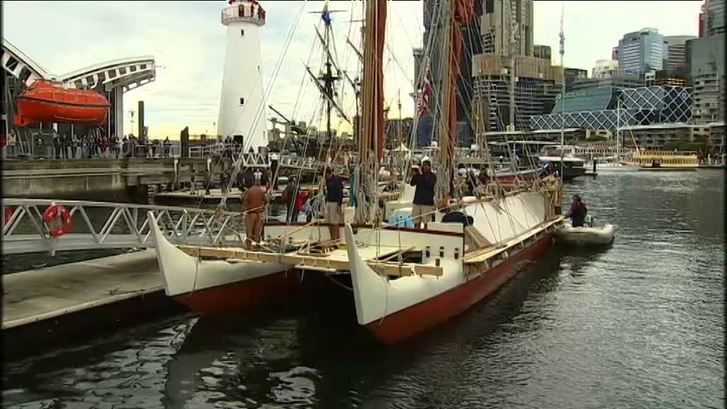 Traditional Polynesian canoe Hokulea sails into Sydney Harbour