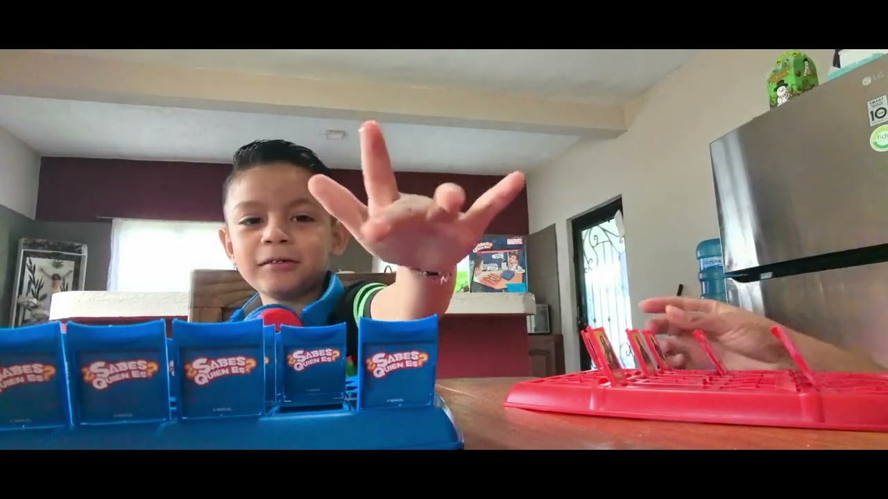 Jugando adivina quien es tu super héroe con mi mami #parati #viral #juegosdemesa