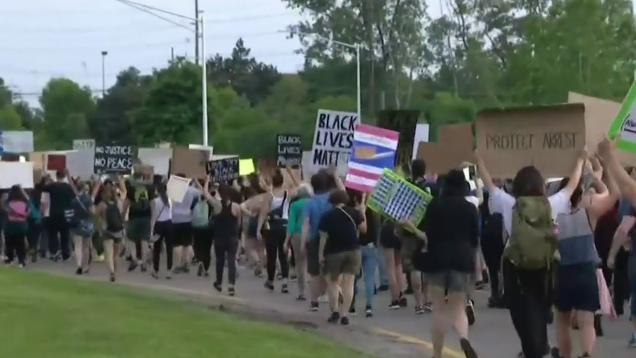 Protesters march through Oakland County&rsquo;s government complex