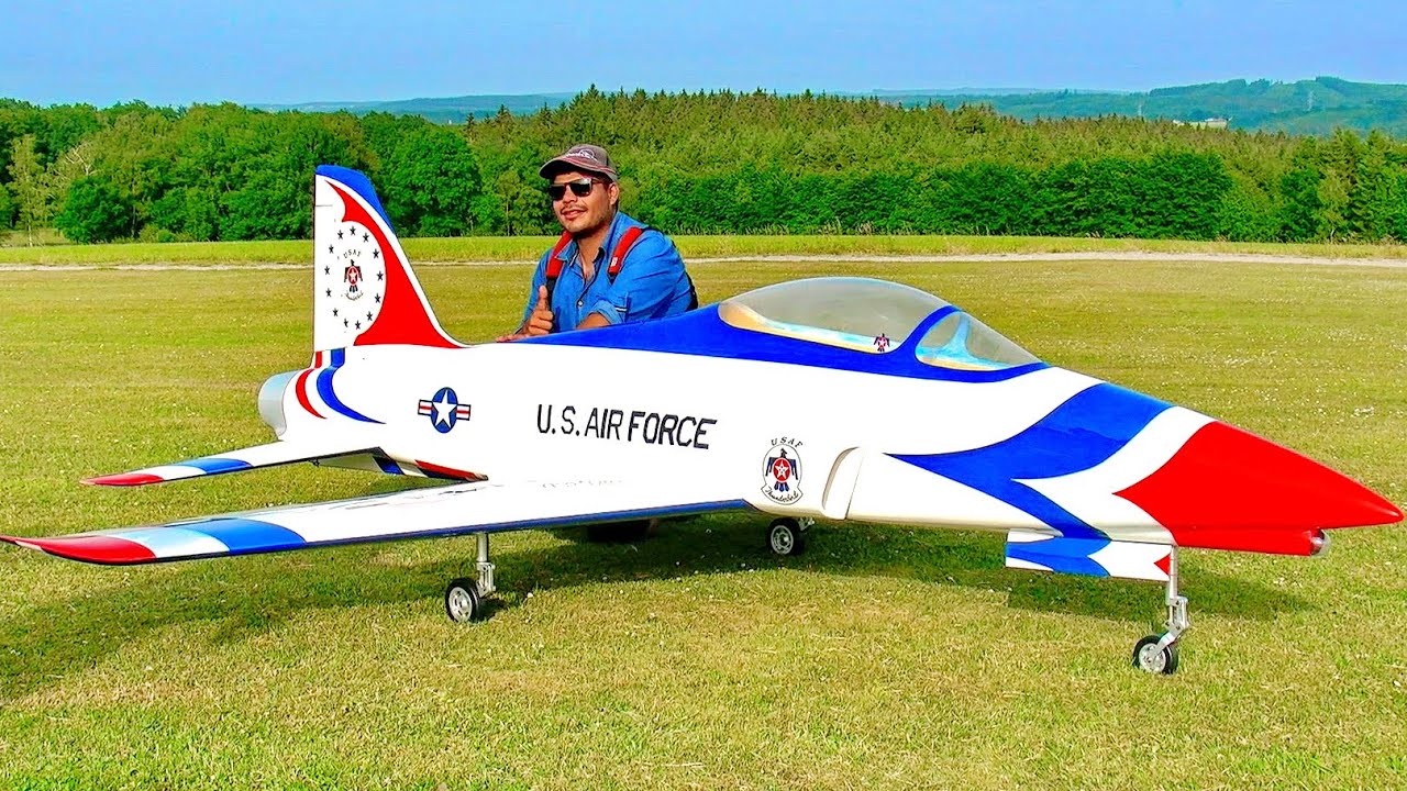 HUGE RC VOYAGER-128 SCALE MODEL TURBINE SPORT JET / FLIGHT DEMONSTRATION !!!