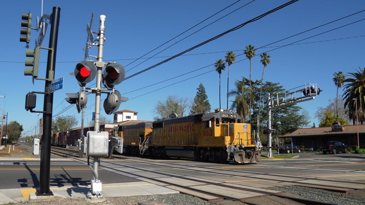 UP 662 Florin Flyer, SacRT Light Rail | Horn Rd. Railroad Crossing, Rancho Cordova CA