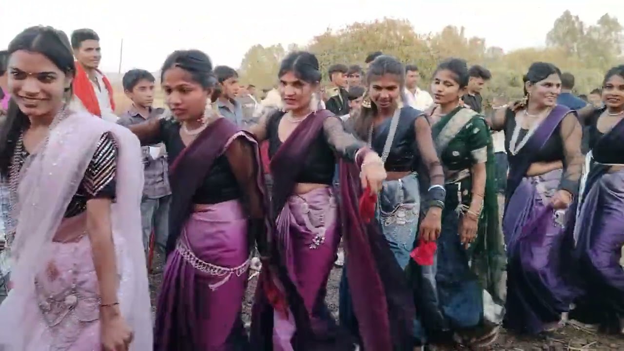 शादी आदिवासी महिलाओं गीत गाते हुए बारात दिन आमने-सामने गीत गाते हुए