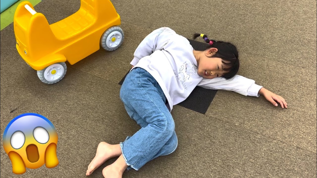 室内遊園地でケガ⁉️救急車呼ぶ事になるから安全に遊ぼうね〜〜〜😱💦【寸劇】