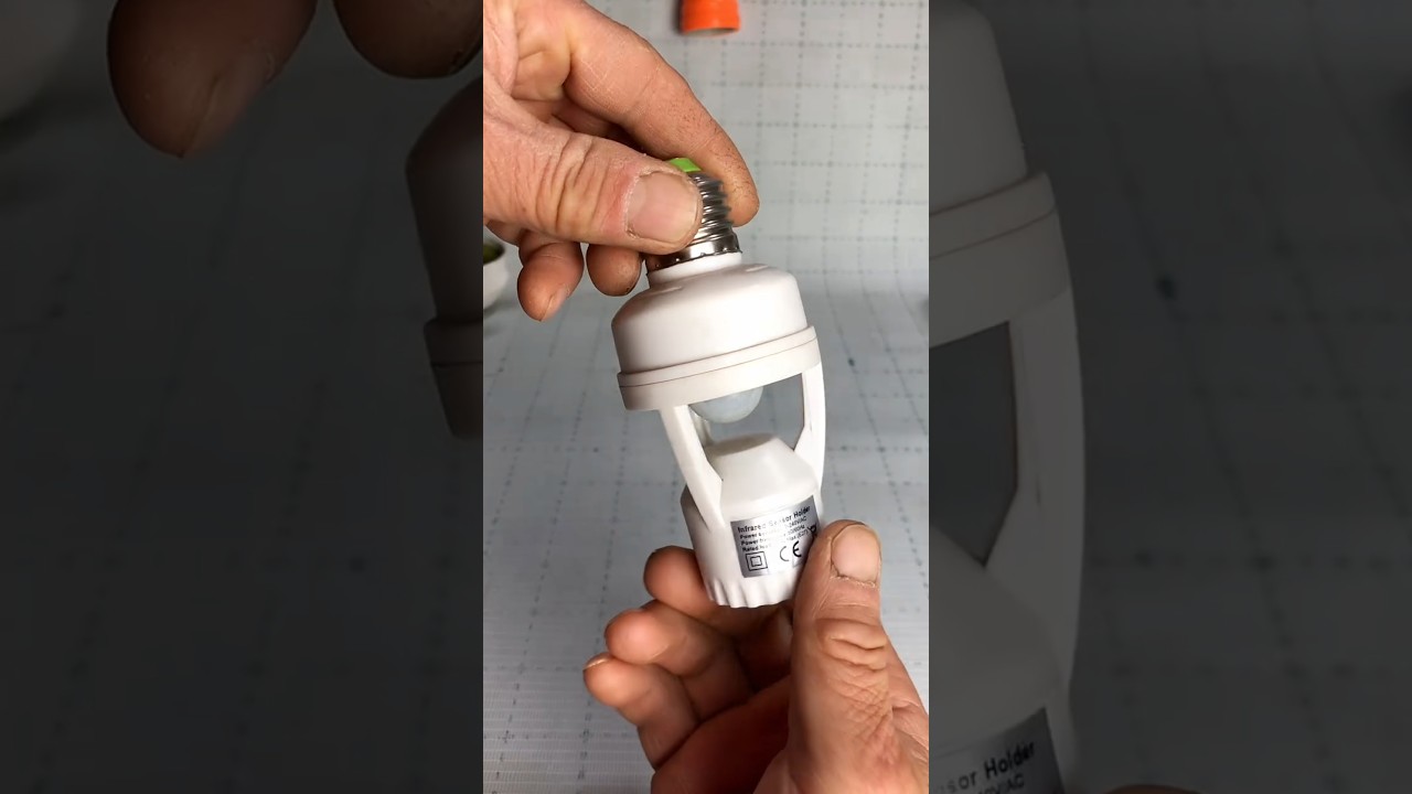 Induction lamp holder #Lights up when someone passes by and automatically turns off.