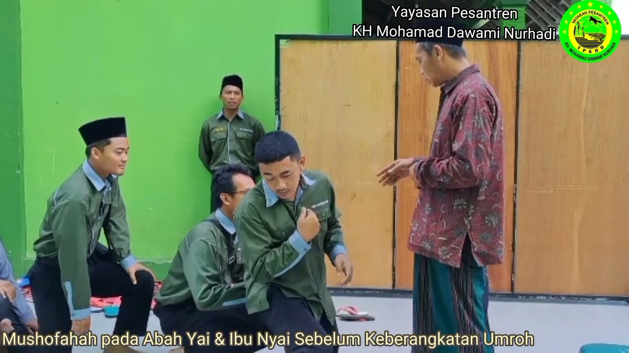 Mushofahah Keluarga Besar PonPes Anharul Ulum pada Abah Yai dan Ibu Nyai Sebelum Keberangkatan Umroh