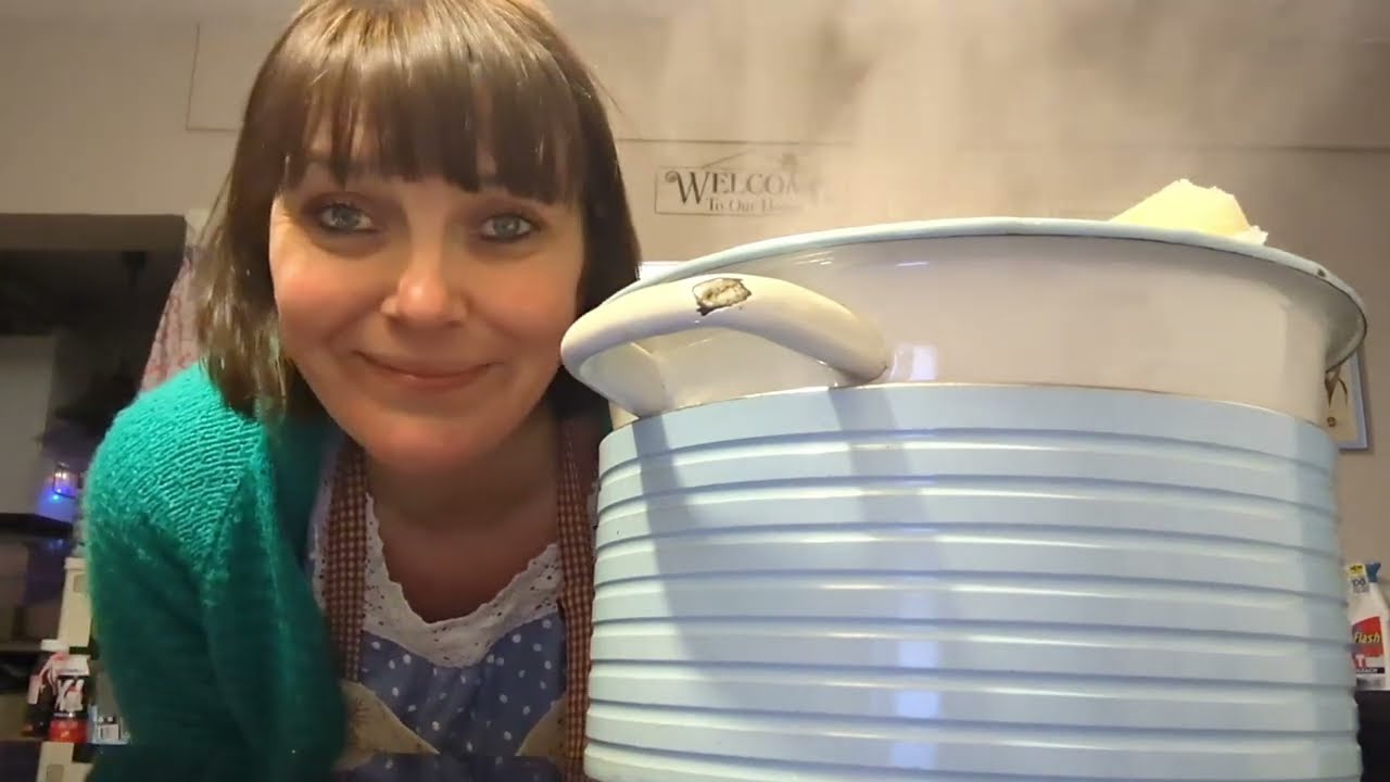 Vlogmas with Paula Day 18 - How I make crispy fluffy roast potatoes 🥔