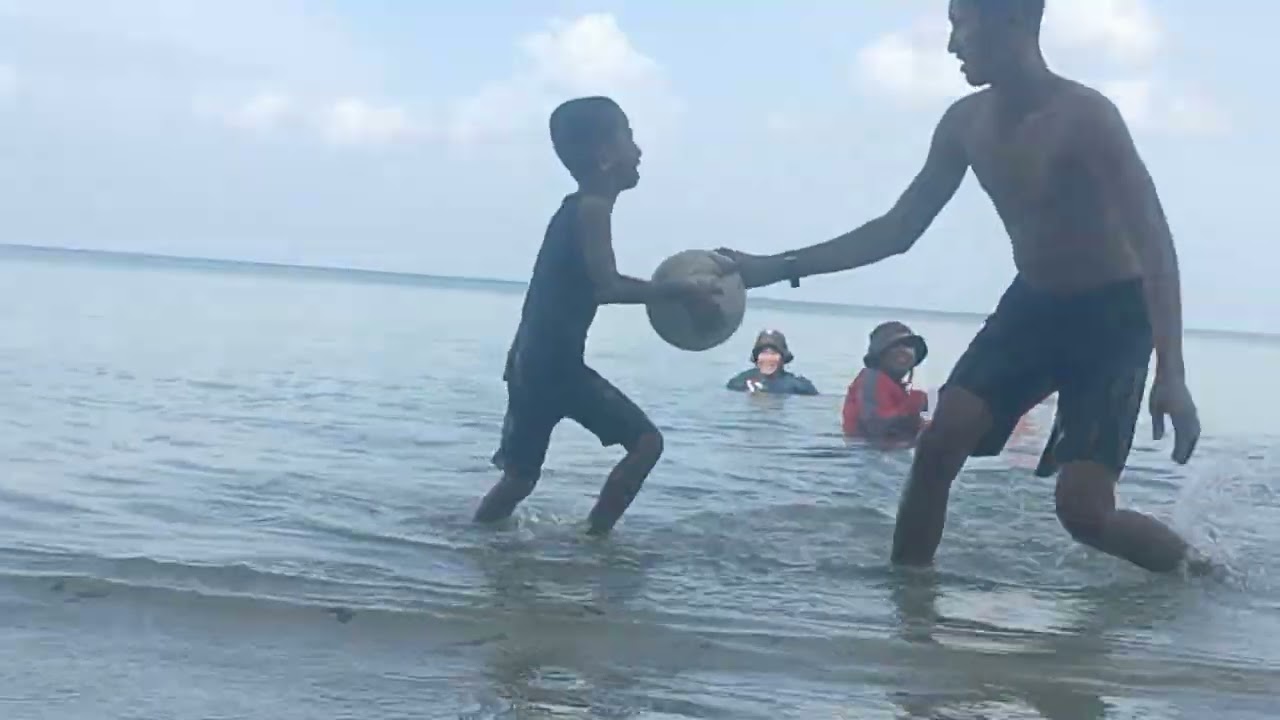 Refreshing di Pantai Ngurseran WiTa