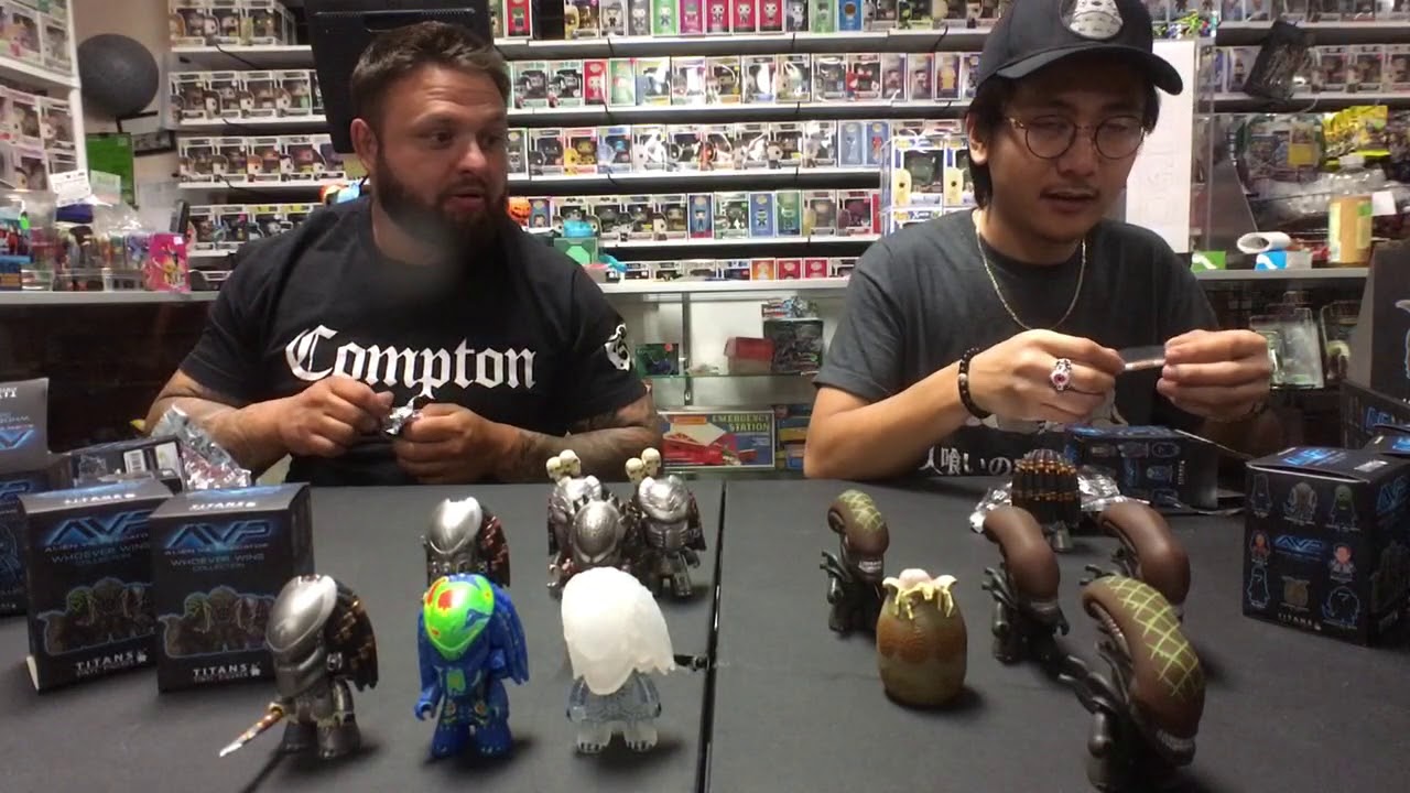 AVP Aliens vs Predator Titans Blind Box Mystery Mini Vinyl Figure Unboxing at Brad's Toys