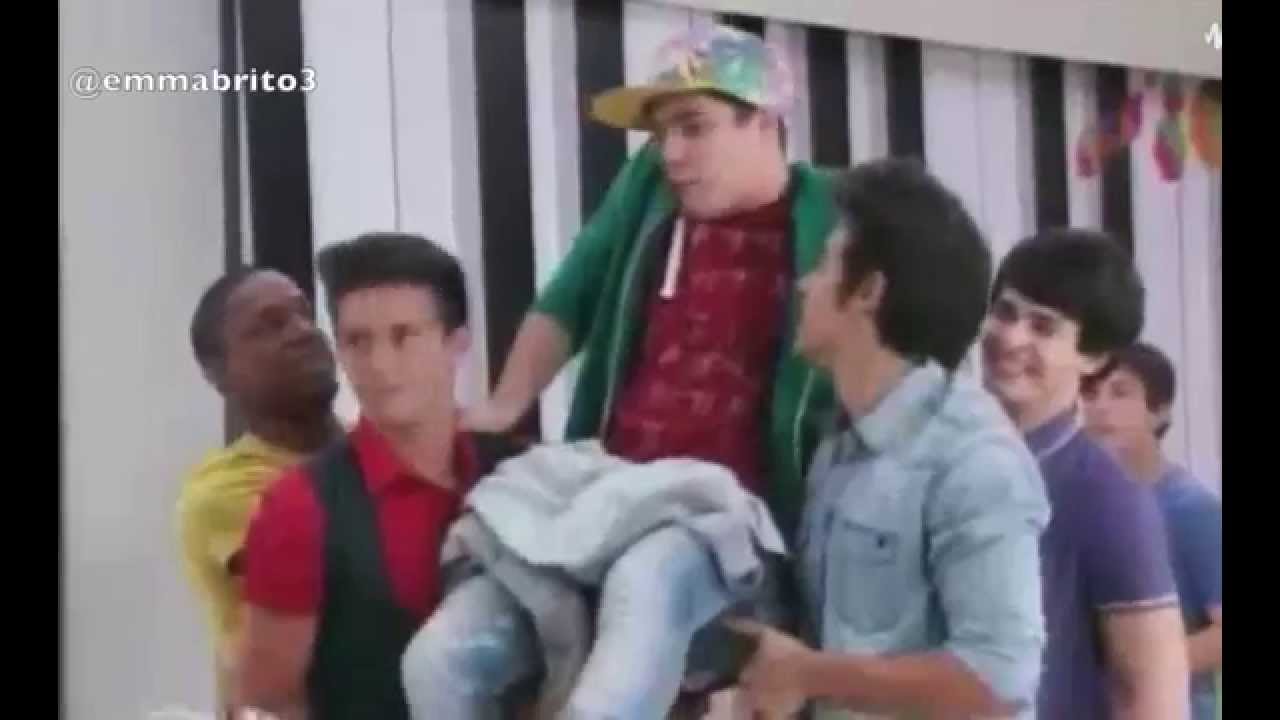 Violetta 3 - Maxi se queda pegado a la silla y cantan 