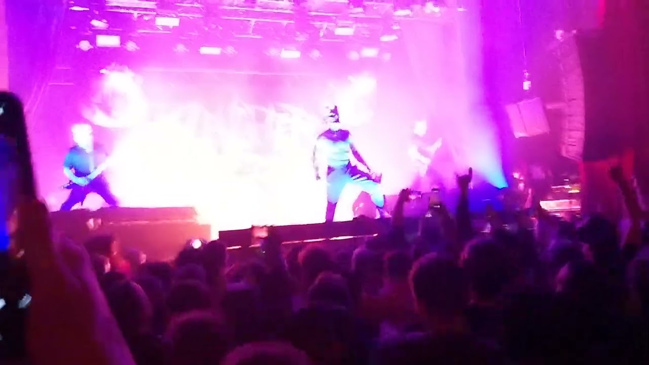 Slaughter To Prevail - LIVE from Paris - Opening (Crowd POV)