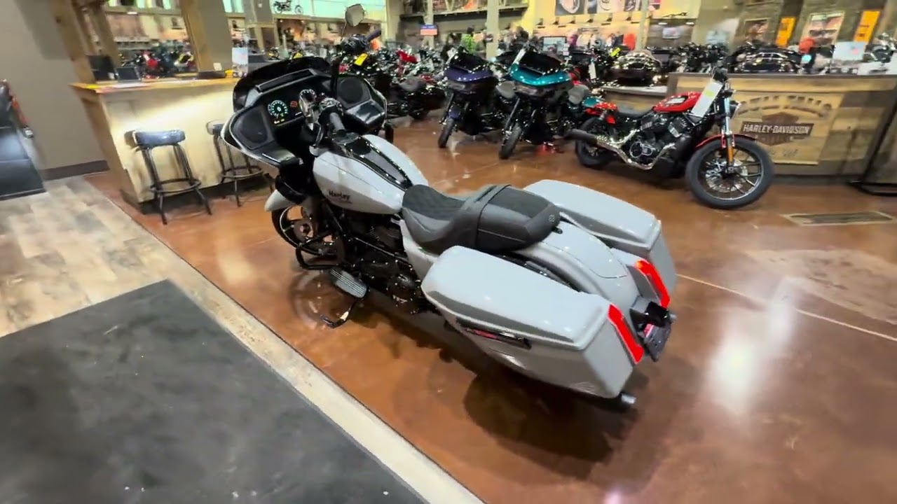 2025 Harley-Davidson Road Glide - 117 CI Milwaukee Eight Engine - Custom Pin striping  