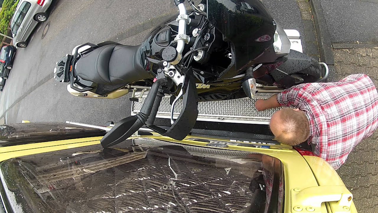 Motorradverladung auf einer Fiedler-Bühne