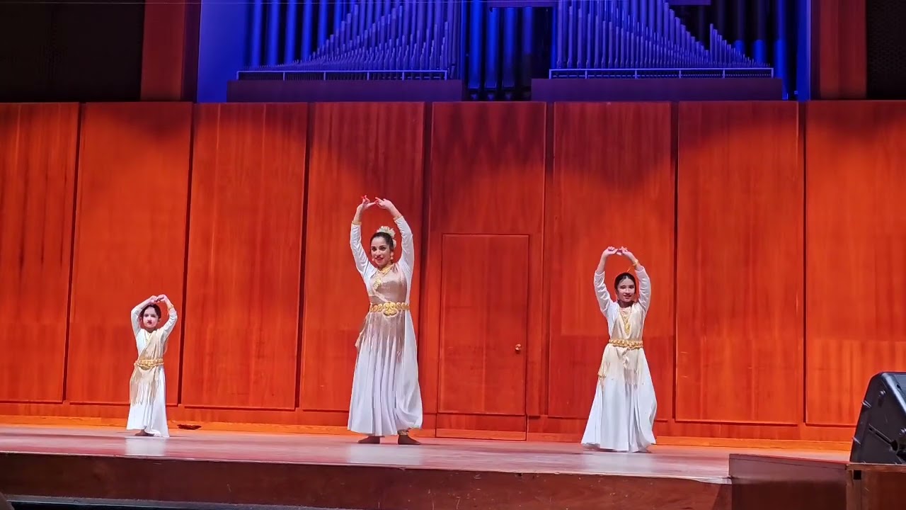Mother daughters dancing together on momo chitte #carrolluniversity
