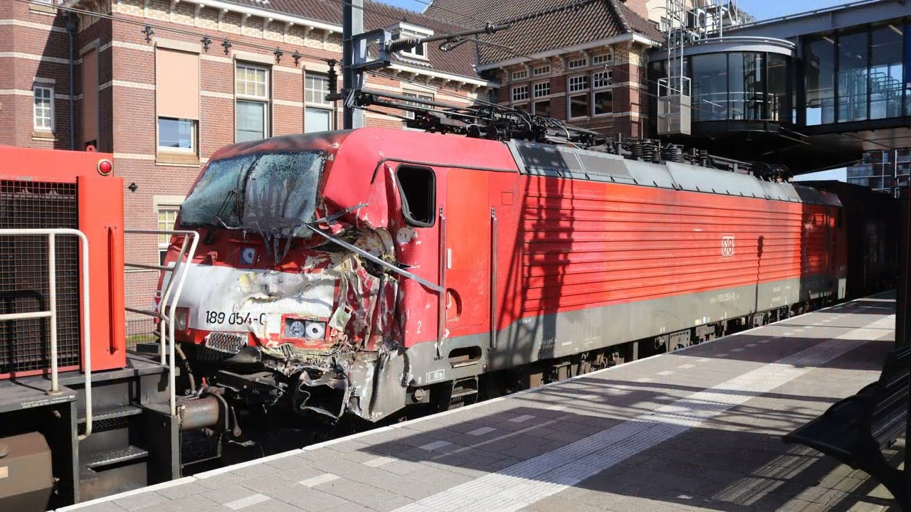 Goederenloc treinongeluk Voorschoten weggesleept / Freight loc train accident Voorschoten towed away