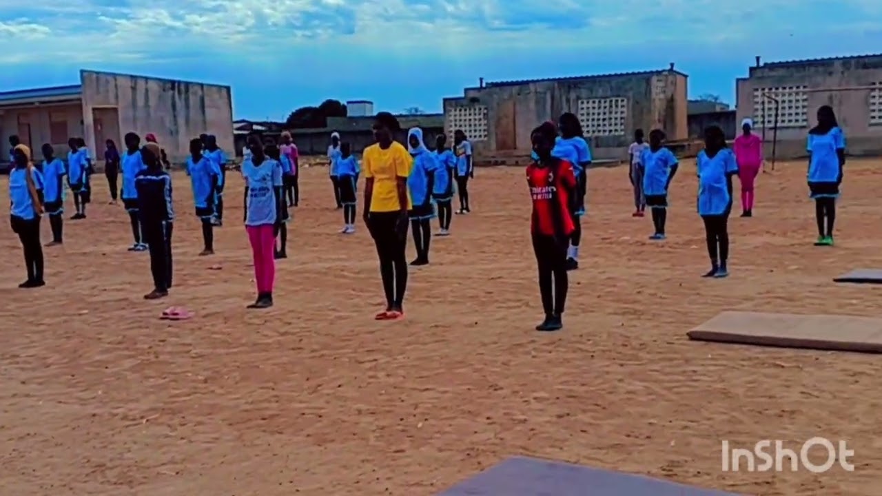 Cours de gymnastique au sol avec les élèves de la classe de sixième 