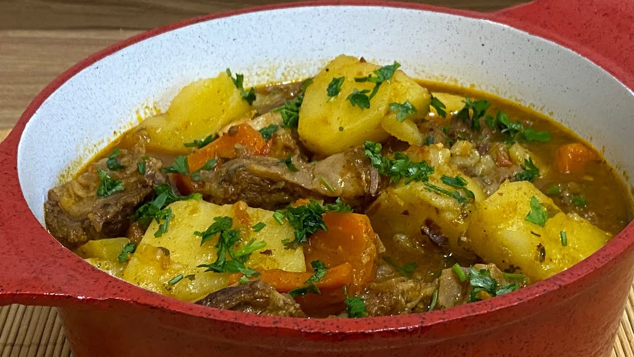 COSTELA ENSOPADA SOLTANDO DO OSSO COM LEGUMES MUITO SABOROSA