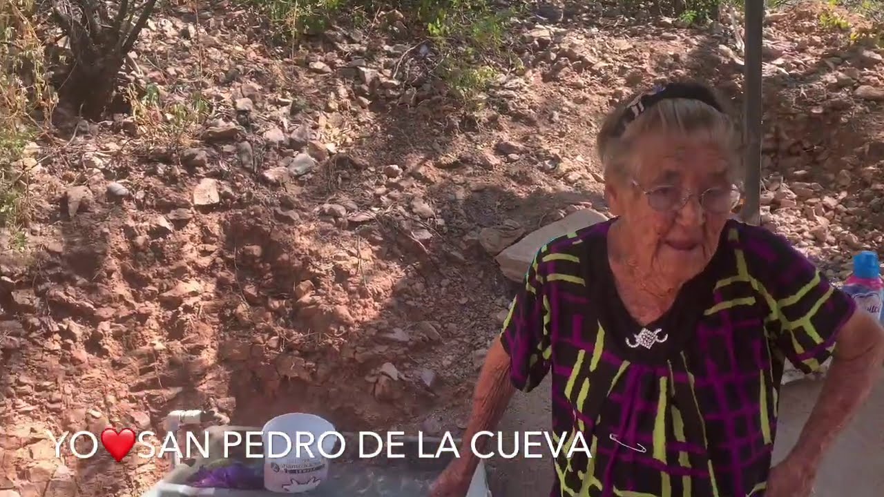 Doña Beba lavando y se le pinta la puerta del baño y mueble