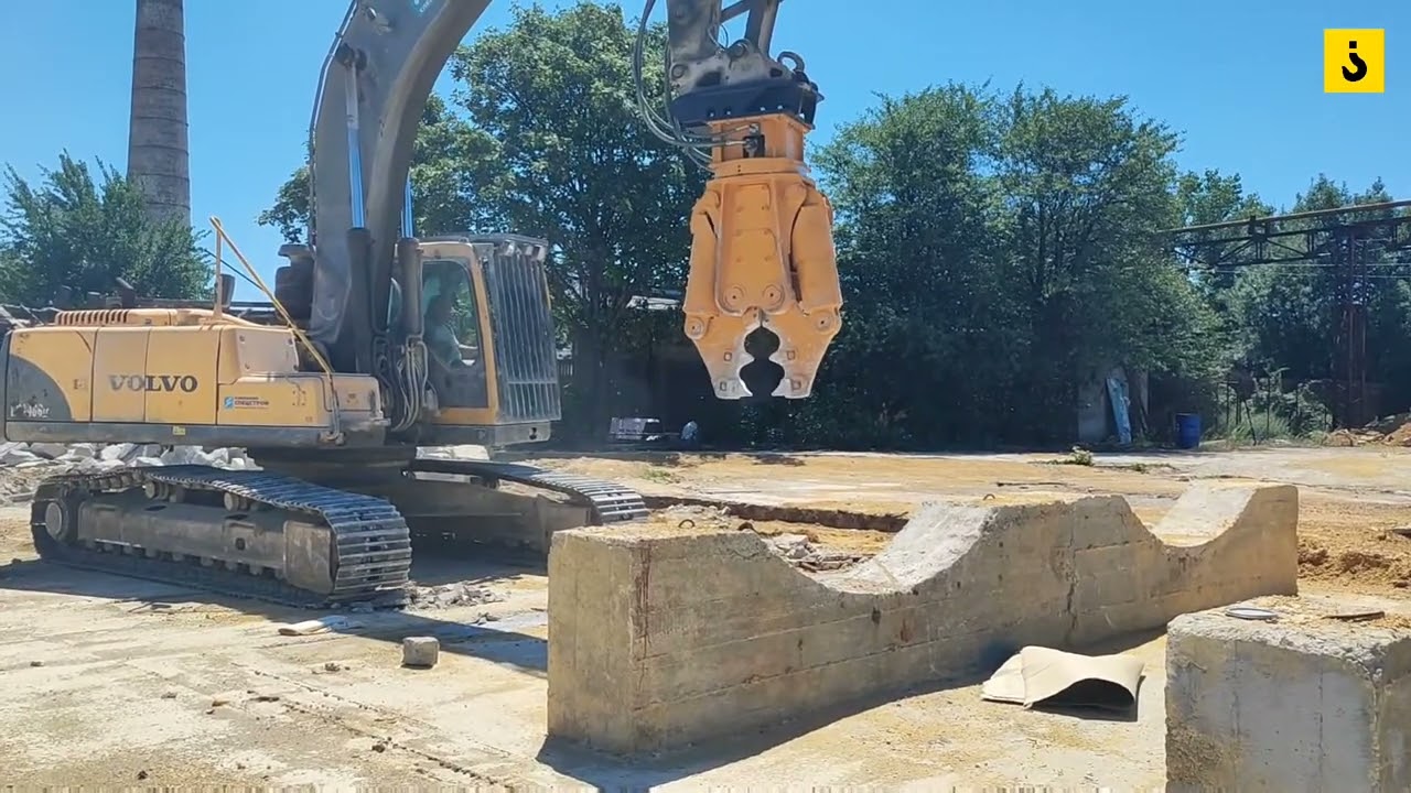 Volvo EC240BLC с гидроножницами Delta на демонтаже фундаментов технологических ёмкостей