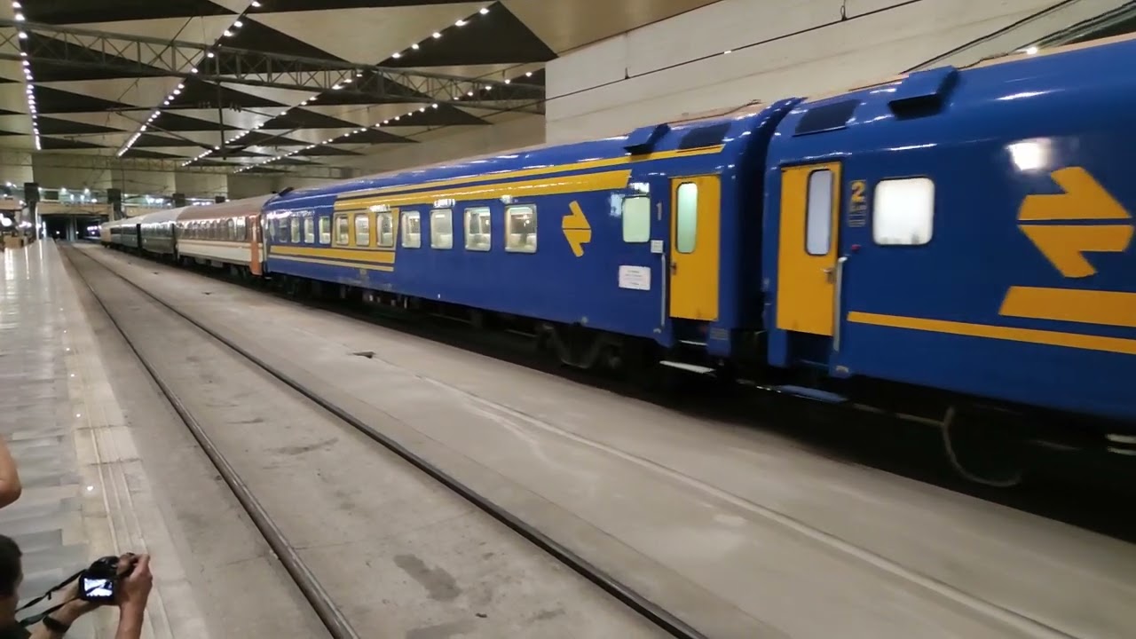 AAFM/A.Z.A.F.T - 333.107 con tren de los 80 y tren azul saliendo de Zaragoza Delicias