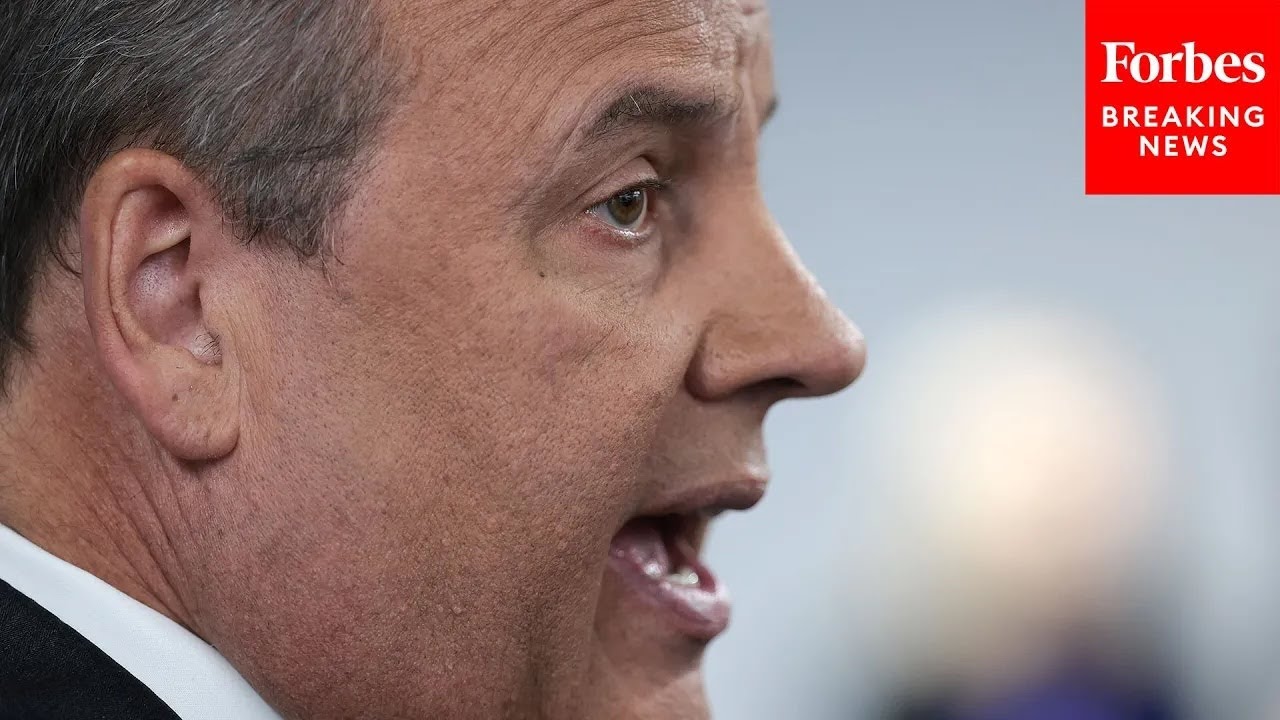 Chris Christie Touts Record At Town Hall In Rochester, New Hampshire