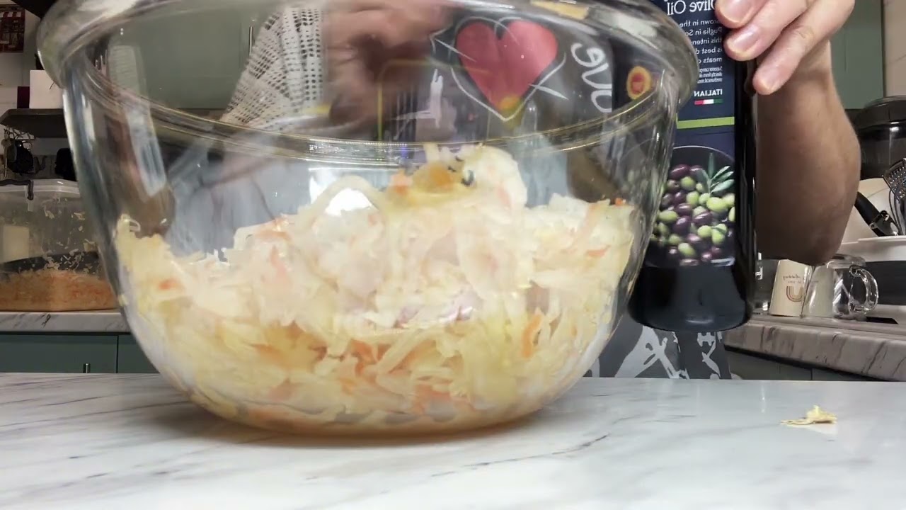 Tu turi pasigaminti šias raugintu kopūstų salotas  
