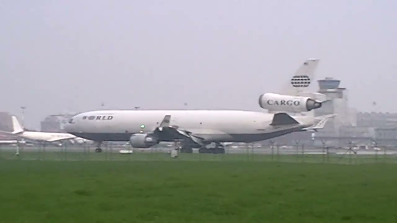 small tribute WORLD AIRWAYS Douglas  MD11F :  N380WA & N381WA , misty and foggy , good sound , EBOS